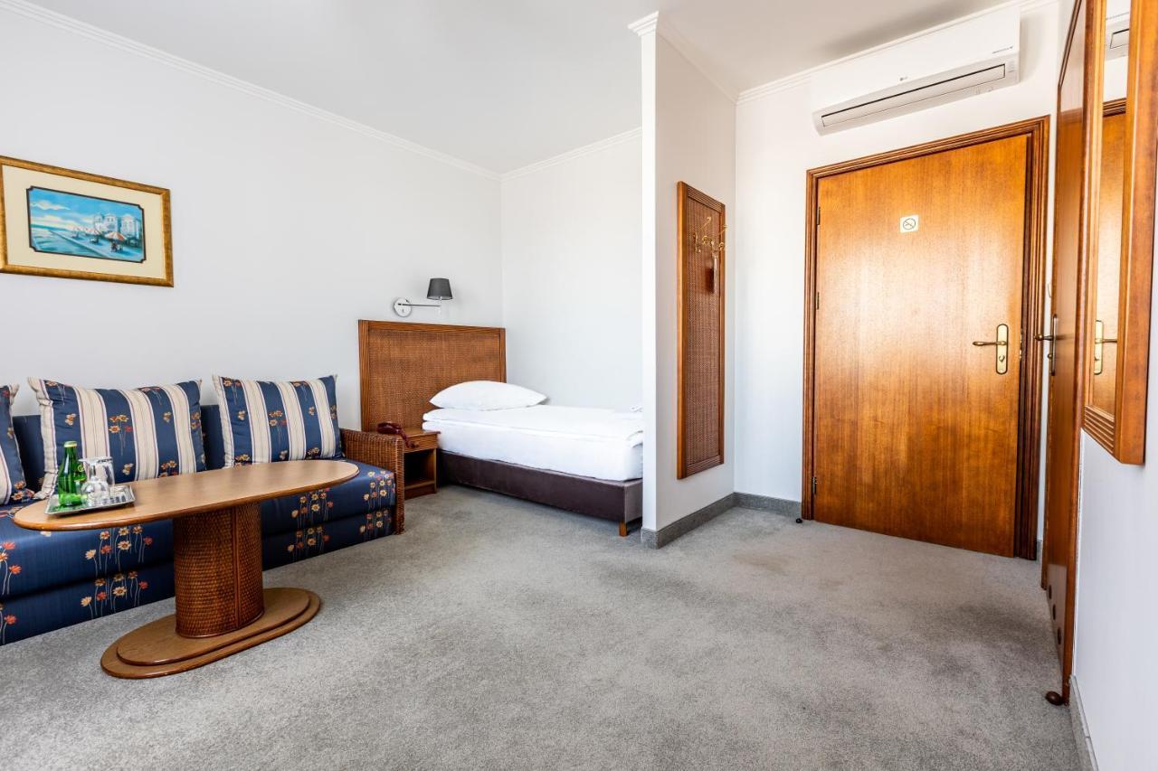 Hotel Pod Zlota Roza Kielce Buitenkant foto