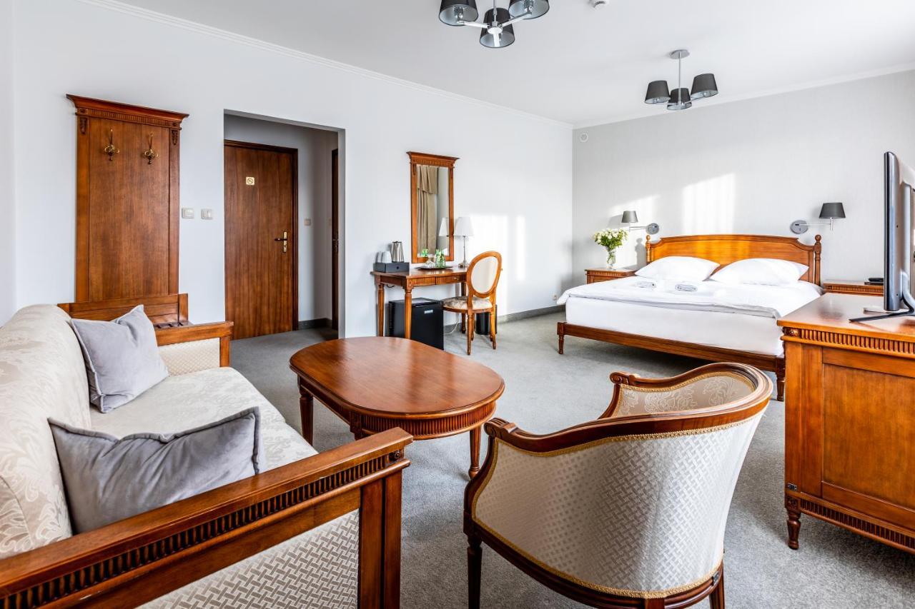 Hotel Pod Zlota Roza Kielce Buitenkant foto